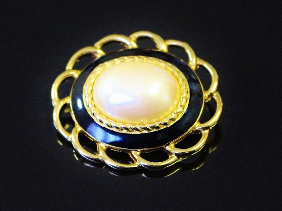 Vintage Monet Classic Brooch Large Oval Centre Fa… - image 1