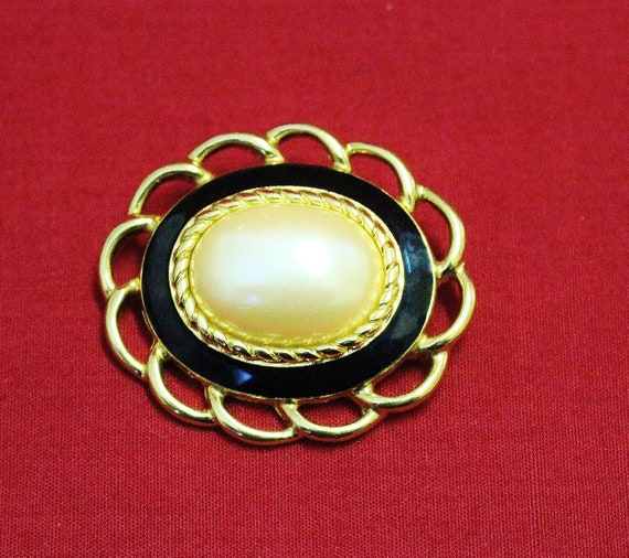 Vintage Monet Classic Brooch Large Oval Centre Fa… - image 4