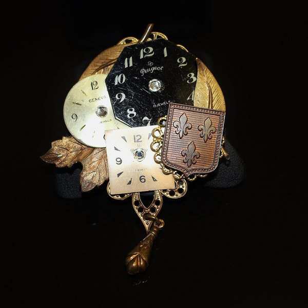 vintage Steam Punk Watch Face Broche Pin Fabriqué à la main Construit sur une base de conception de feuille de couleur laiton texturée Intéressant Quirky Nice Piece