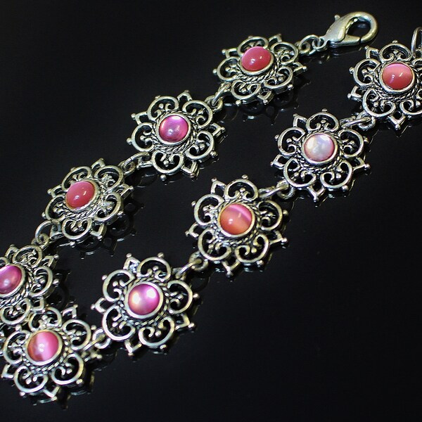 Pulsera Vintage Muy Ornamentada Tono Plata Antigua Trabajo Abierto Formas de Flores con Piedra de Luna Rosa Perlada Centros Cabachon Pieza Bonita