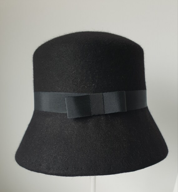 Felt Hand Made Classic Audrey Hepburn Style Cloche Bucket  display picture 1