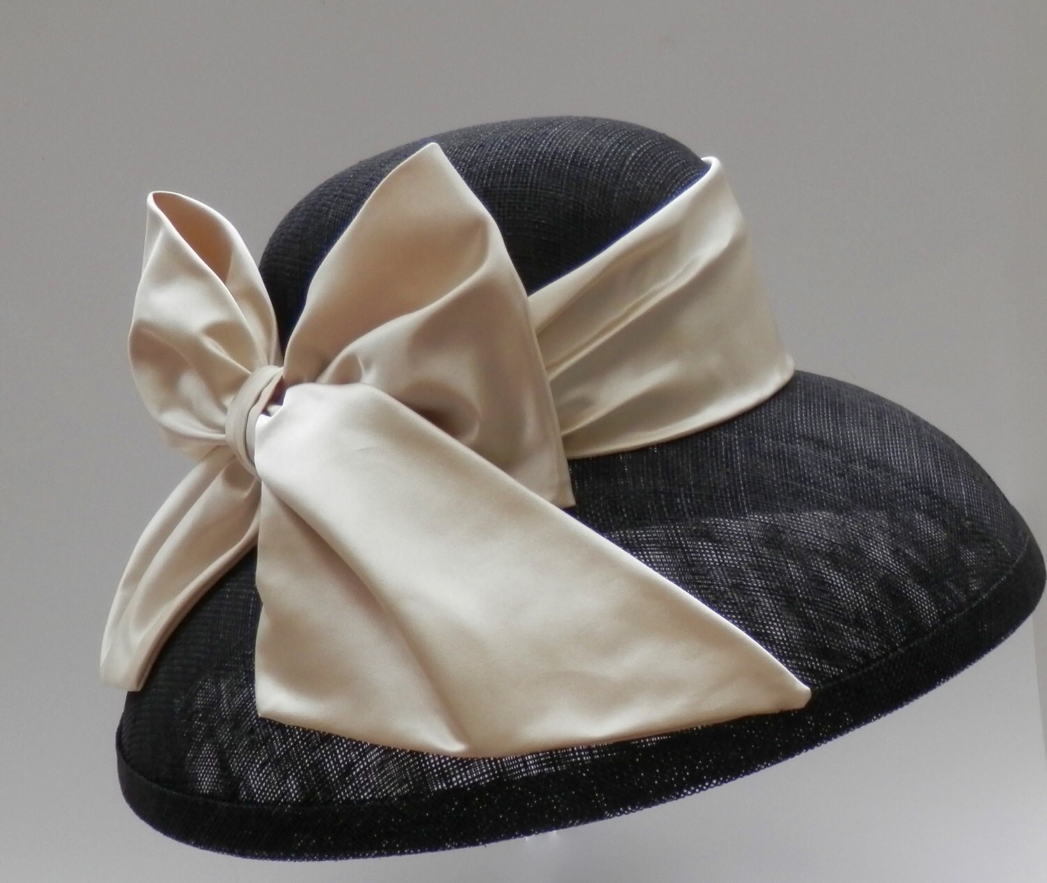 Classic Audrey Hepburn Breakfast at Tiffany Shape Hat With  display picture 1
