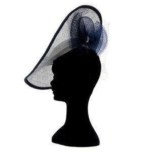 Pode incluir: Um chapéu azul e branco com uma aba grande e encaracolada e um detalhe de rede. O chapéu está em uma cabeça de manequim preta.