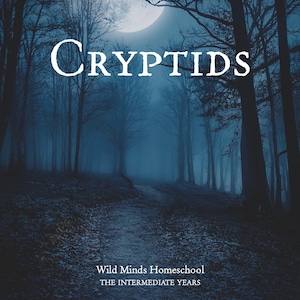 Può includere: Un'immagine blu scuro e bianca di una foresta con una luna piena sullo sfondo. Il testo "Cryptids" è in lettere bianche su uno sfondo blu scuro. Il testo "Wild Minds Homeschool" e "The Intermediate Years" è in lettere bianche su uno sfondo blu scuro.