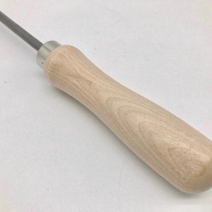 Op de afbeelding: Een close-up van een houten handvat bevestigd aan een metalen gereedschap. Het handvat is lichtbruin en heeft een gladde, afgeronde afwerking.