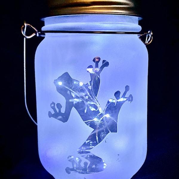 Tree Frog image Solar powered mason jar lantern with white fairy lights and handle