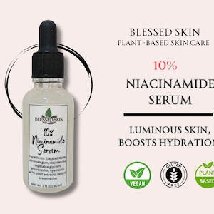 Op de afbeelding: Een heldere glazen fles Blessed Skin 10% Niacinamide Serum met een zwarte druppelaar. Het etiket vermeldt de ingredi&euml;nten en vermeldt dat het serum veganistisch, glutenvrij en plantaardig is. De tekst zegt ook dat het de hydratatie stimuleert.