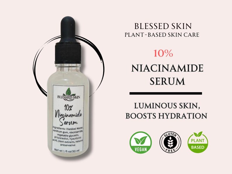 Op de afbeelding: Een heldere glazen fles Blessed Skin 10% Niacinamide Serum met een zwarte druppelaar. Het etiket vermeldt de ingredi&euml;nten en vermeldt dat het serum veganistisch, glutenvrij en plantaardig is. De tekst zegt ook dat het de hydratatie stimuleert.