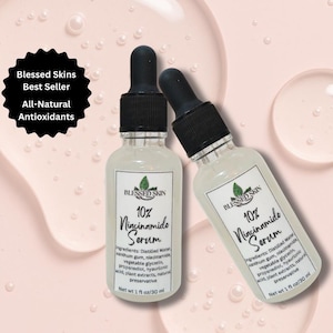 Op de afbeelding: Twee heldere glazen serumflessen met zwarte druppelaars op een lichtroze achtergrond. Elke fles heeft een wit etiket met de tekst "Blessed Skin 10% Niacinamide Serum". Een zwart rond etiket luidt "Blessed Skins Best Seller All-Natural Antioxidants".