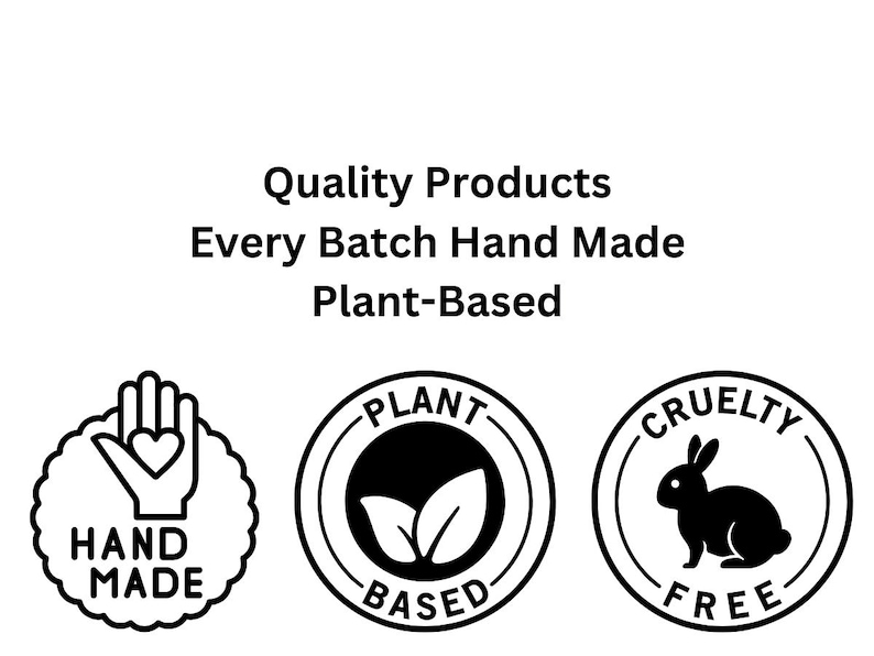 以下が含まれることがあります： 「高品質な製品、すべてのバッチを手作り、植物ベース」というテキストを含む画像。手とハートの「ハンドメイド」、葉の「植物ベース」、ウサギの「クルーエルティフリー」の3つの円形白黒ロゴが含まれています。