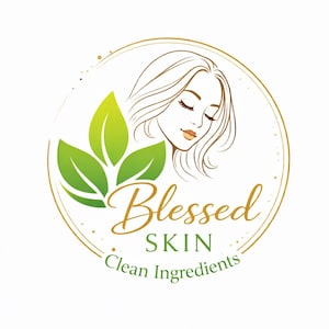 Op de afbeelding: Een cirkelvormig logo met een vrouwengezicht met gesloten ogen en vloeiend haar, omgeven door een gouden omtrek. Groene bladeren staan links. De woorden "Blessed SKIN Clean Ingredients" zijn in goud en groen geschreven.