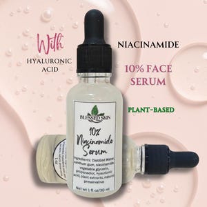 Op de afbeelding: Transparante glazen fles Blessed Skin 10% Niacinamide Serum met een zwarte druppelaar. Het etiket bevat de tekst "10% Face Serum" en "Plant-Based". De achtergrond is lichtroze met de woorden "With Hyaluronic Acid" en "Niacinamide".