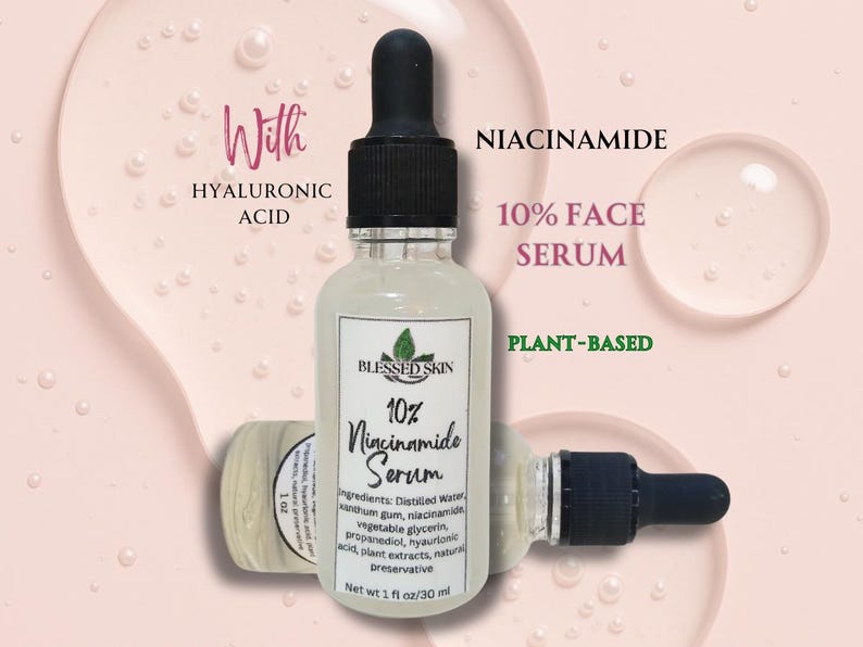 Op de afbeelding: Transparante glazen fles Blessed Skin 10% Niacinamide Serum met een zwarte druppelaar. Het etiket bevat de tekst "10% Face Serum" en "Plant-Based". De achtergrond is lichtroze met de woorden "With Hyaluronic Acid" en "Niacinamide".