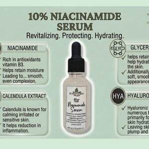 Op de afbeelding: Een heldere glazen fles van 10% Niacinamide Serum met een zwarte druppelaar. Het etiket bevat de merknaam en productdetails. De afbeelding bevat ook tekst die de voordelen van het serum beschrijft, waaronder hydratatie en huidverjonging.