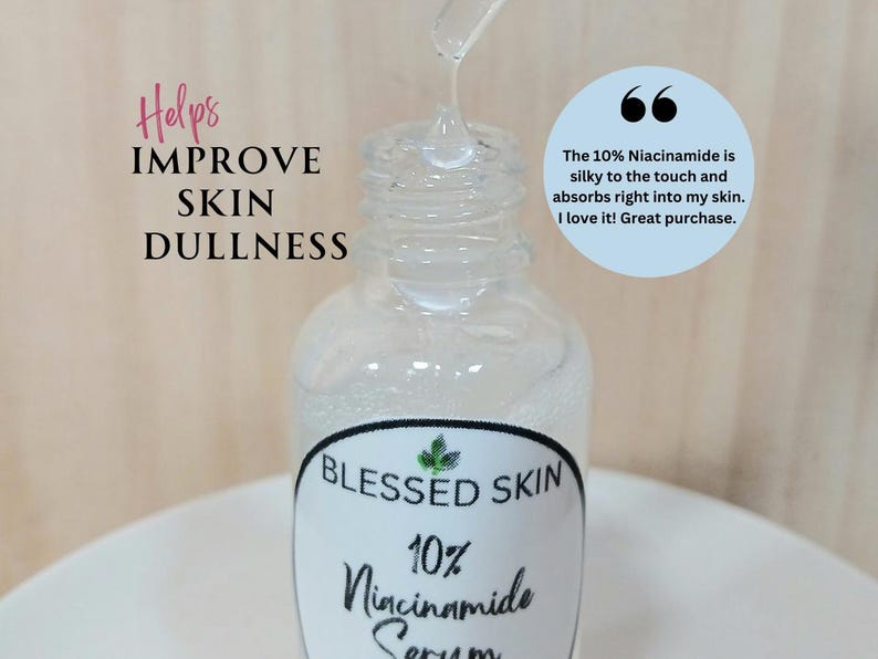 Op de afbeelding: Een heldere glazen fles Blessed Skin 10% Niacinamide Serum met een druppelaar die vloeistof afgeeft. De afbeelding bevat de tekst "Helps Improve Skin Dullness" en een klantcitaat over het product.
