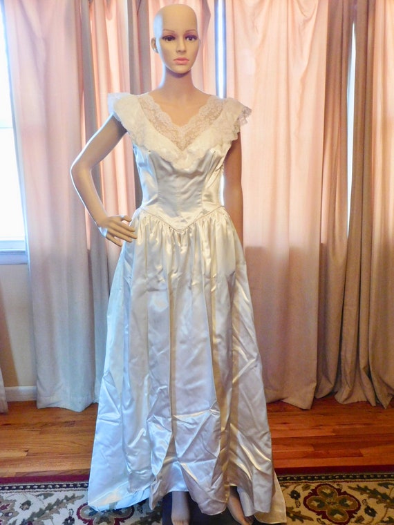Vintage Bridal Gown White Satin Lace Wedding Gown Tra… - Gem