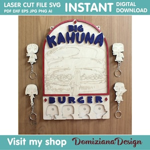 Può includere: Cartello in legno tagliato al laser con le parole "BIG KAHUNA BURGER" e un'illustrazione di hamburger. Include quattro piccoli portachiavi con personaggi. Il cartello è progettato per il download digitale.