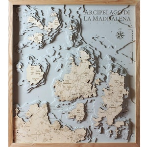 Carte 3D de l'archipel de La Maddalena | 58 x 65 cm | 23 x 26 pouces | Carte en bois découpée au laser | www.geckoart.it