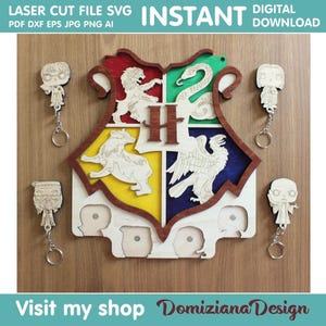Puede incluir: Un diseño de corte láser de madera que presenta un escudo con cuatro secciones, cada una con un animal y un color diferentes. El escudo tiene la letra "H" en el centro. Llaveros con figuras de personajes adjuntos. El texto incluye "LASER CUT FILE SVG INSTANT DIGITAL DOWNLOAD".