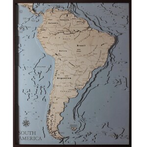 América del Sur | Mapa de América del Sur 3D | 67x83cm | 26 x 33 pulgadas | Gráfico de mapas de madera cortado con láser | www.geckoart.it