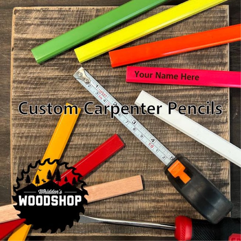 Pu&ograve; includere: Matite da carpentiere personalizzate in rosso, giallo, verde e bianco con un metro a nastro e un logo di officina. Le matite sono etichettate con "Your Name Here".