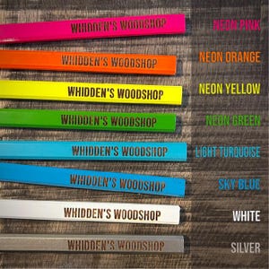 Pu&ograve; includere: Otto matite di legno in vari colori, tra cui rosa neon, arancione, giallo, verde, turchese chiaro, azzurro, bianco e argento. Ogni matita &egrave; etichettata con "WHIDDEN'S WOODSHOP".