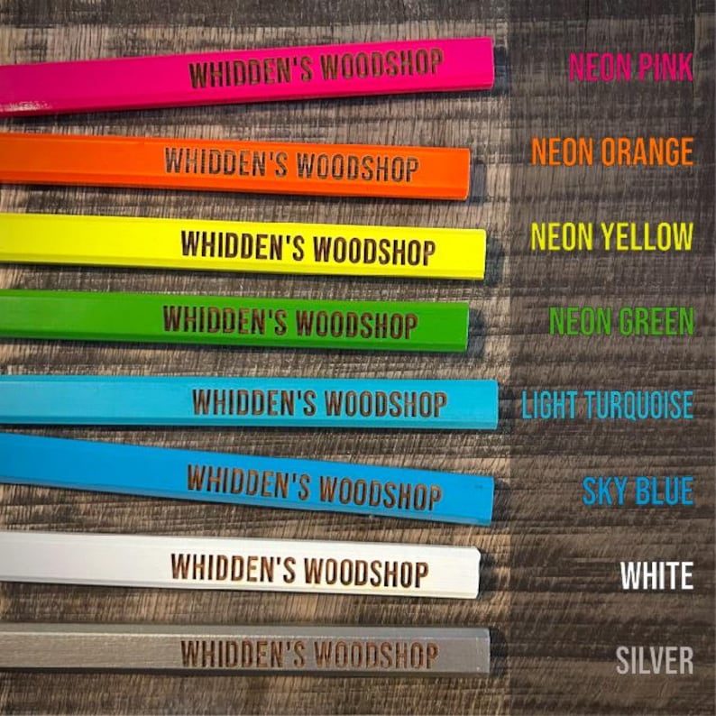 Pu&ograve; includere: Otto matite di legno in vari colori, tra cui rosa neon, arancione, giallo, verde, turchese chiaro, azzurro, bianco e argento. Ogni matita &egrave; etichettata con "WHIDDEN'S WOODSHOP".