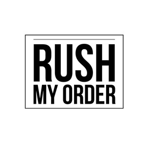 Op de afbeelding: Zwart-witte tekst op een witte achtergrond in een rechthoekig kader. De tekst luidt "Rush My Order".