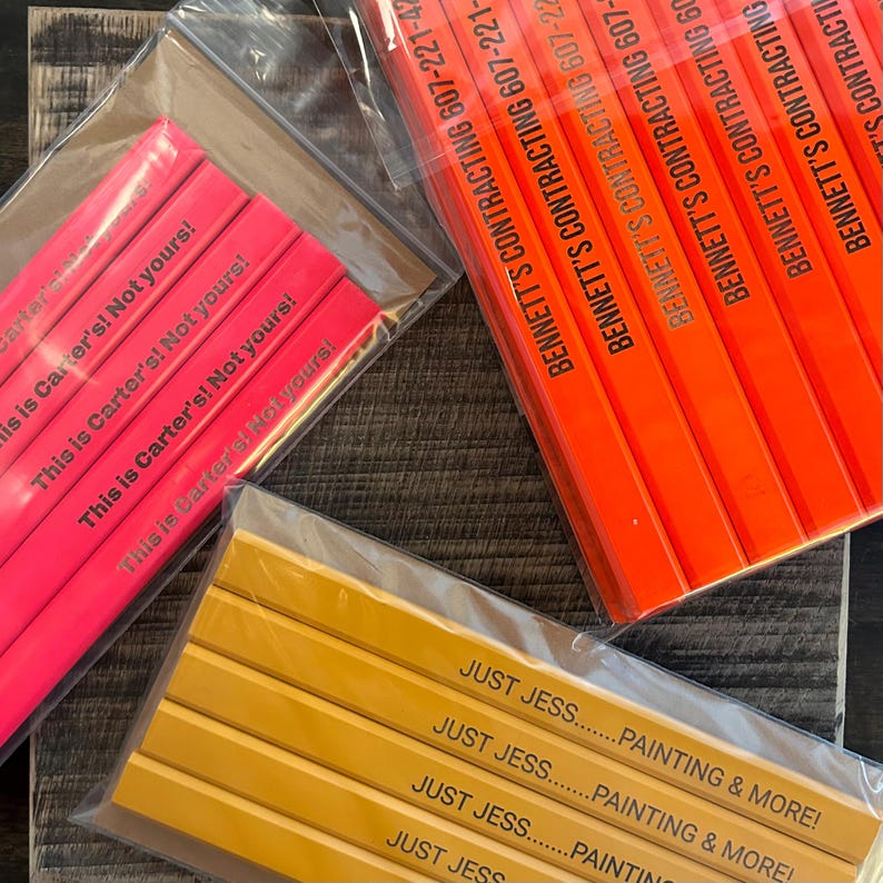 Pu&ograve; includere: Un set di quattro matite da carpentiere gialle con il testo "JUST JESS... PAINTING & MORE!" stampato su ogni matita. Un set di sei matite da carpentiere arancioni con il testo "BENNETT'S CONTRACTING 607-221-42" stampato su ogni matita. Un set di quattro matite da carpentiere rosa con il testo "This is Carter's! Not yours!" stampato su ogni matita.
