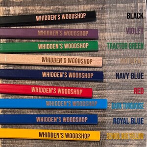 Pu&ograve; includere: Un set di dieci matite di legno in vari colori, tra cui nero, viola, verde trattore, naturale, blu navy, rosso, turchese scuro, blu reale e giallo scuolabus. Ogni matita &egrave; etichettata con il testo "WHIDDEN'S WOODSHOP".