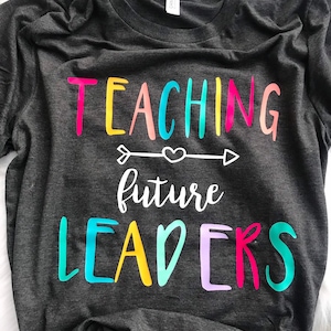 Enseigner les futurs leaders / Chemises d’enseignement / Chemises d’enseignants / Chemises pour enseignants / Cadeaux d’enseignement / Enseignement / Enseignants
