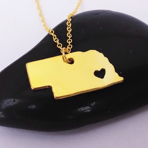 Nebraska Halskette Gold, Nebraska Charme Zustand Halskette, NE Zustand Anhänger Schmuck, Nebraska Halskette mit einem Herz