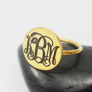 Gold Monogramm Disk Ring, Namensschild Monogramm Anfangsring, personalisierter 3 Monogramm Anfangsring, Damenmonogrammring