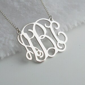 Zilveren ketting met monogram 1,25&quot;, eerste ketting monogram, ketting met aangepaste naam, ketting met gepersonaliseerd schrift, ketting met naamplaatje