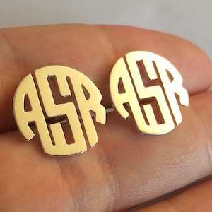 Brincos de monograma de prata, brincos de pino com monograma, brincos personalizados com três iniciais, brincos com iniciais, presentes para madrinhas e joias