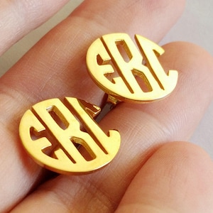 Pendientes de monograma Círculo de tres letras, Pendientes de tachuelas de monograma de oro, Pendientes de monograma personalizados, Pendientes de tachuelas iniciales, Regalos monogramados