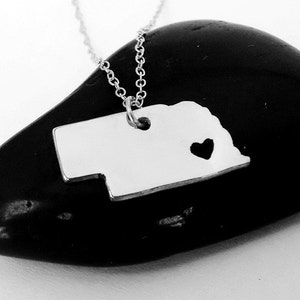 Nebraska geformte Halskette Silber, Nebraska Charme Zustand Halskette, NE Zustand Anhänger Schmuck, Nebraska Halskette mit einem Herz