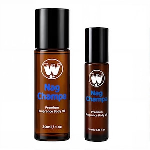 以下が含まれることがあります： 黒いキャップが付いた、Nag Champa Premium Fragrance Body Oilの茶色のガラス瓶が2本。ボトルには、青い文字と白いロゴが入った白いラベルが付いています。大きいボトルは30ml、小さいボトルは10mlです。