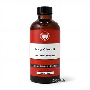 Puede incluir: Una botella de vidrio marrón con tapa negra, etiquetada como "Nag Chouli Perfume Body Oil". La etiqueta es roja y blanca, con el texto "Master Scent Collection" y "120ml / 4oz". La botella tiene un logotipo blanco y la marca "WAG'S" en la parte inferior.