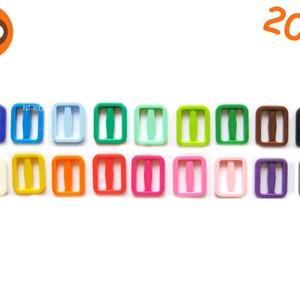 Op de afbeelding: Assortiment van 20 mm plastic schuifgespen in verschillende kleuren, waaronder wit, geel, oranje, rood, roze, lichtblauw, groen, bruin, zwart en grijs.