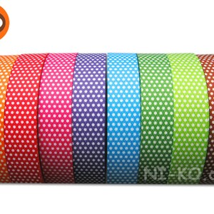Op de afbeelding: Een set van tien rollen polka dot lint in verschillende kleuren, waaronder oranje, rood, roze, paars, blauw, groen en bruin. Elke rol heeft witte stippen op een effen gekleurde achtergrond.