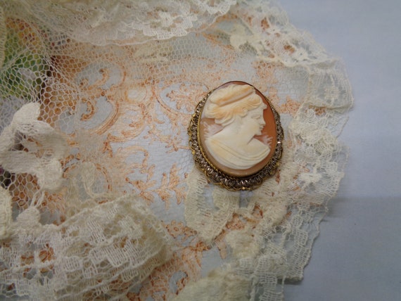 Vintage Beautiful SHELL CAMEO Brooch/Pendant  Vic… - image 1