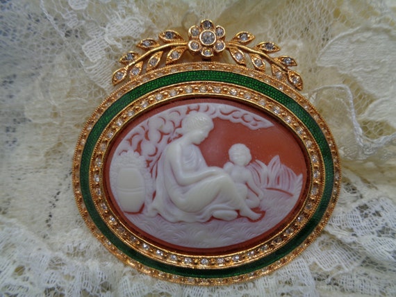 Vintage "JOAN RIVERS" CAMEO Brooch Neoclassical M… - image 1