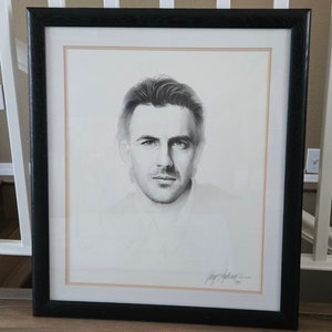 Grote ingelijste Gary Saderup ondertekende houtskooltekening lithografie portret van Kevin Costner achter glas