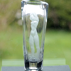 Vicke Lindstrand, Kosta, Sweden. Engraved Art Glass Vase. Mid Century Modern