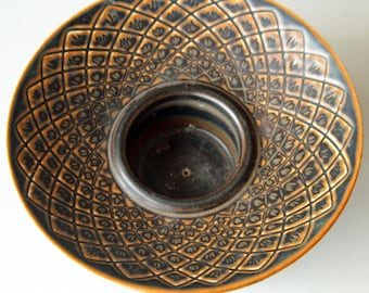 Gerd Bøgelund Royal Copenhagen Steinzeug-Kerzenständer, Dänische Moderne Studiokeramik, Ritzglasur in Ocker und Rotbraun, Dänemark 1960er Jahre