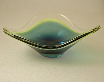 Flygsfors Coquille, schwedische Kunstglasschale von Paul Kedelv, grün-gelbes Überfangglas, Freiformschale, signiert 1957