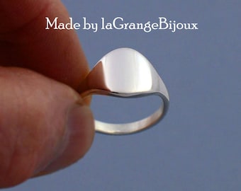 Oval signet style ring in 925 sterling silver, contoured to the finger