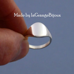 Oval signet style ring in 925 sterling silver, contoured to the finger