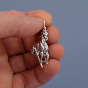 Pendentif d'un cheval galopant image 7